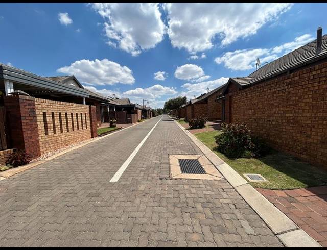 2 BEDROOM COMPLEX FOR SALE IN PRETORIA EAST